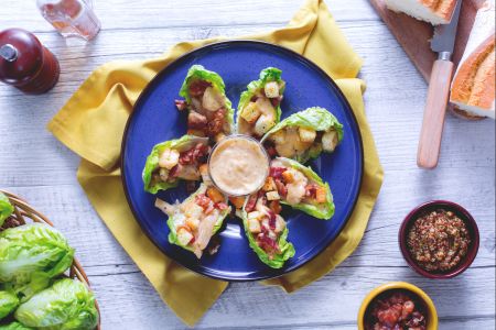 Kip Caesar salade op baby sla