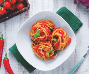 Spaghetti-nesten met pittige saus
