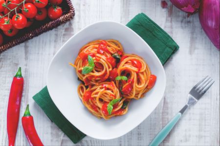 Spaghetti-nesten met pittige saus