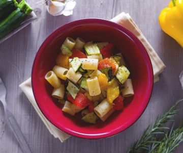 Korte mouwen met paprika en courgette