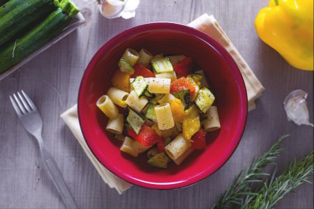 Korte mouwen met paprika en courgette