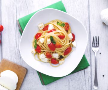 Vierkante Spaghetti met Verse Saus en Mozzarella