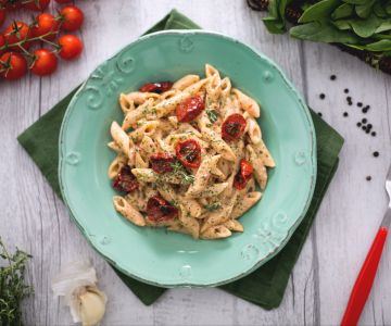 Volkoren penne rigate met geroosterde tomatenpesto, ricotta en spinaziepoeder
