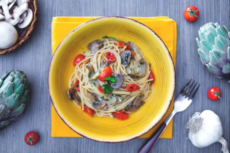 Spaghetti met champignons, artisjokken en cherrytomaatjes