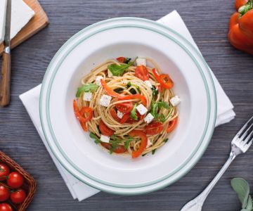 Volkoren Spaghetti met Rode Paprika, Rucola en Feta