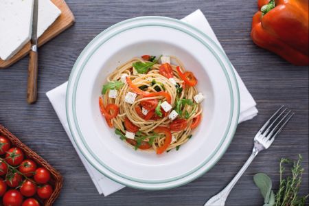 Volkoren Spaghetti met Rode Paprika, Rucola en Feta