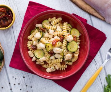 Pasta met zeeduivel, courgette en gedroogde tomaten