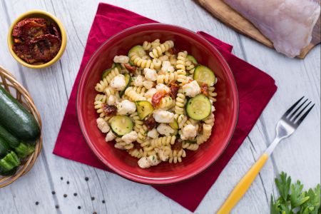 Pasta met zeeduivel, courgette en gedroogde tomaten