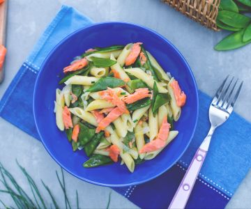 Penne met gerookte zalm en peultjes