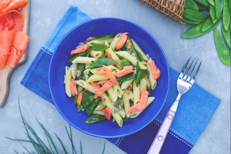 Penne met gerookte zalm en peultjes
