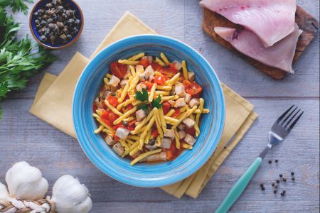 Strozzapreti met zwaardvis, kerstomaten en kappertjes