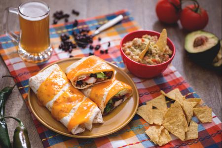 Kipburrito met limoenguacamole