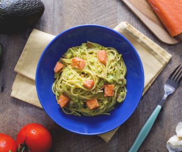 Spaghetti met guacamole en krokante zalm