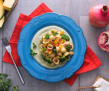 Orecchiette met broccolicrème, pompoen en granaatappel