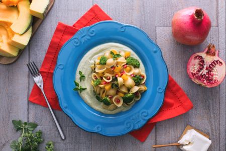 Orecchiette met broccolicrème, pompoen en granaatappel