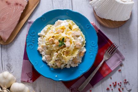 Reginette met ricottacrème en blokjes zwaardvis