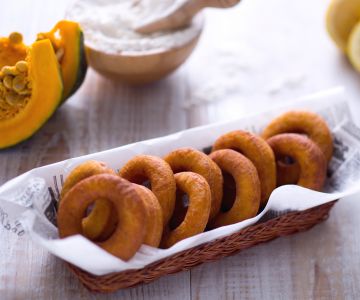Kruidige pompoen en kaneel donuts