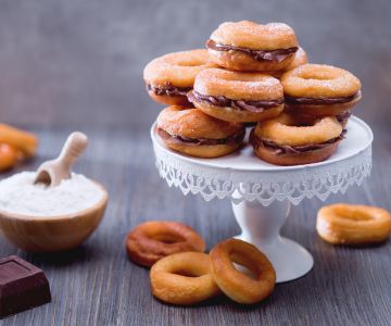 Gevulde gefrituurde donuts met chocoladecrème