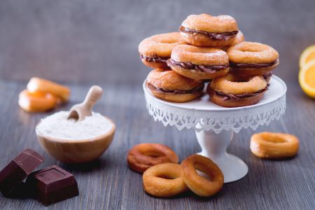 Gevulde gefrituurde donuts met chocoladecrème