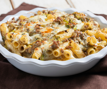 Maccheroni ovenschotel met worst en artisjokken
