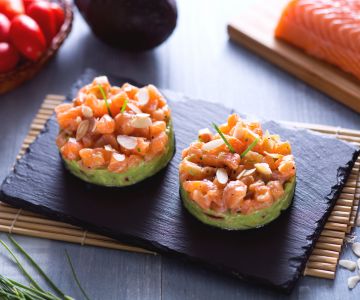 Zalm tartaar met avocado crème en geroosterde amandelen