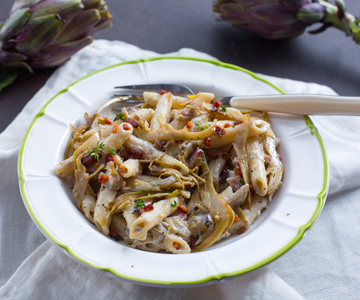 Penne met artisjokken en spek