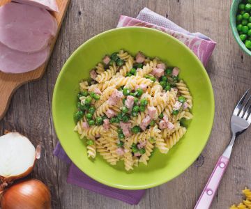 Fusilli met room, ham en erwten
