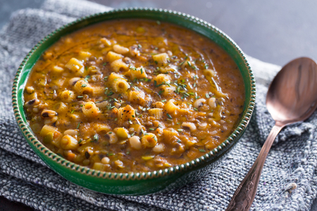 Pasta en peulvruchten soep met laurier