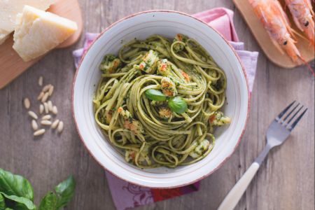 Pasta met pesto en garnalen