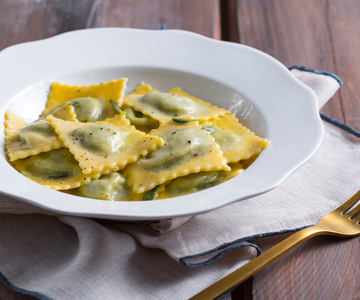 Ravioli met ricotta en spinazie in boter en salie
