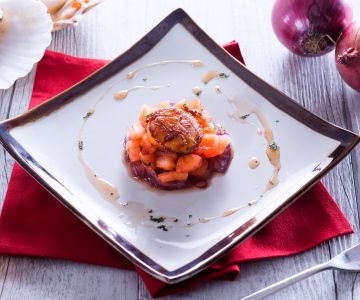 Gebakken Sint-Jakobsschelpen met gekarameliseerde ui