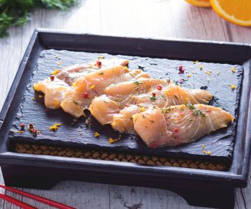 Hamachi carpaccio gemarineerd in sojasaus