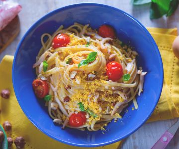 Pasta met inktvis en hardgekookte eigeel