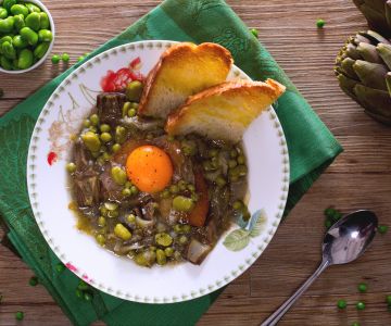 Soep van tuinbonen, erwten en artisjokken