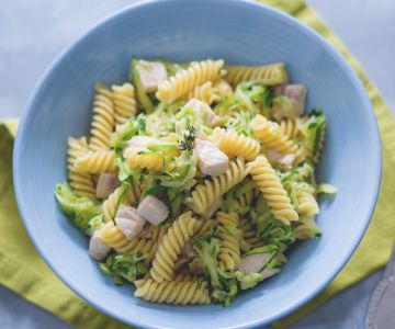 Pasta met zwaardvis en courgette