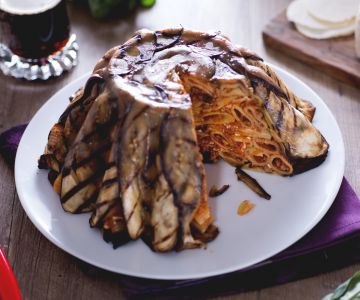 Biermacaroni timbal met ragù en aubergine