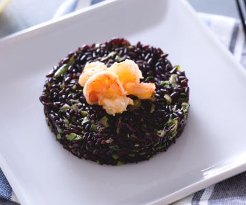 Venere rijst met garnalen en courgette