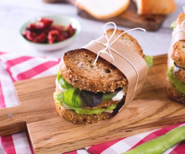 Sandwich van tuinbonen en kaas