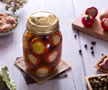 Gevulde pittige pepers met tonijn, ansjovis en kappertjes