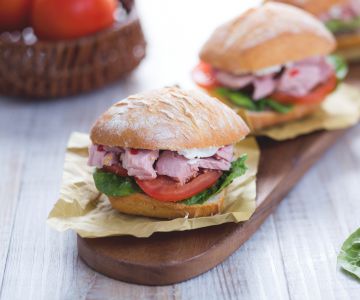 Pittige sandwich met tonijn, geitenkaas en olijvenpesto