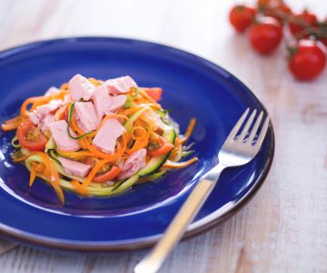 Courgette en wortel noedels met tonijn en tomaat