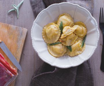 Tortelli van aardappel en pancetta met boter en salie