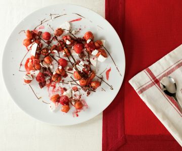 Struffoli met rood fruit