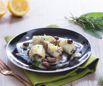 Opgerolde tong met kruiden en olijven