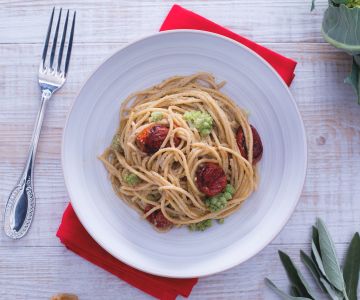 Spaghetti met saliepesto en walnoten