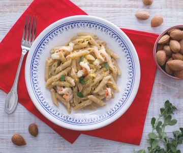 Pennette met amandelpesto en garnalen