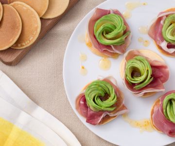 Voorgerecht met rauwe vis en avocado