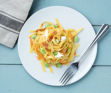 Tagliatelle met tuinbonen en stracciatella