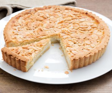Crostata met melk en amandelen