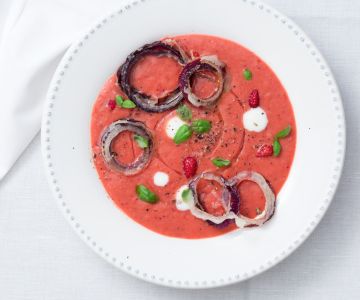 Zomerse gazpacho van fruit en groenten